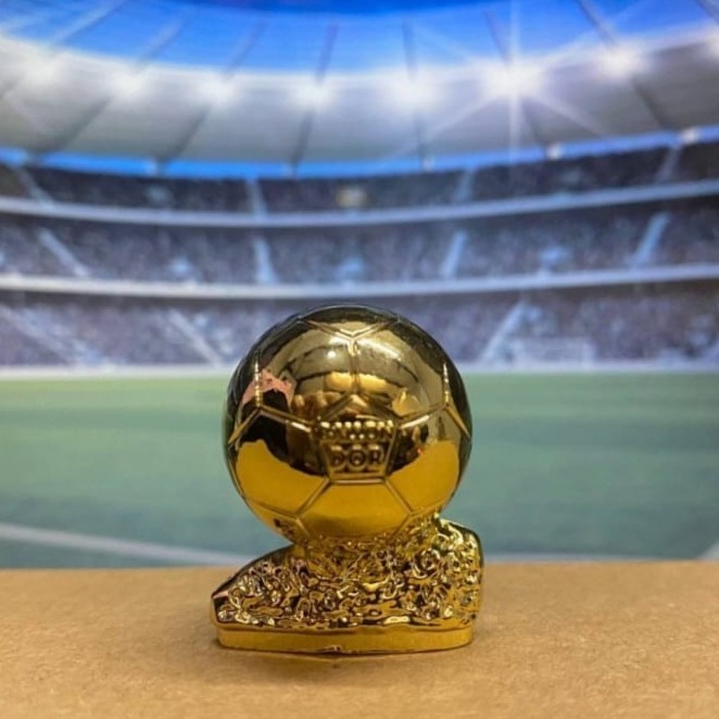 Action Figure Trophy Piala Ballon dOR Soccerwe