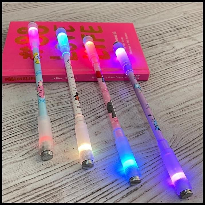

TERMURAH PULPEN PUTAR LED BTS21 CUTE LUCU PEN TONGKAT LAMPU MURAH EDISI SPESIAL !!!!