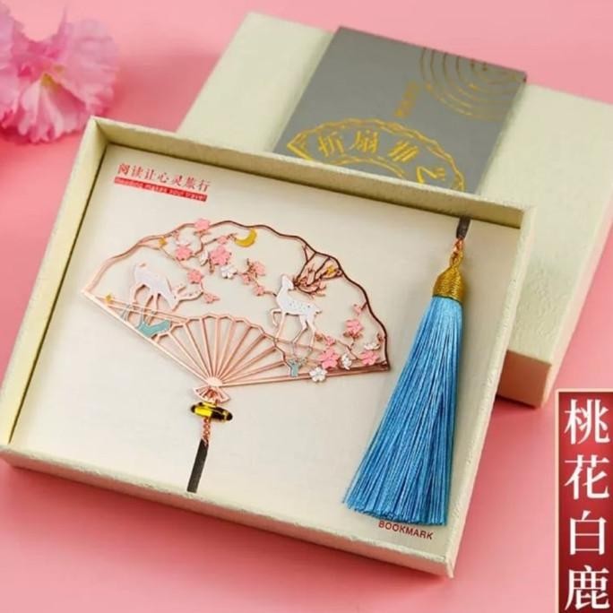 

Pembatas Buku Besi Metal Bentuk Kipas Bonus Box Kotak Cantik Hadiah Premium Murah Baru