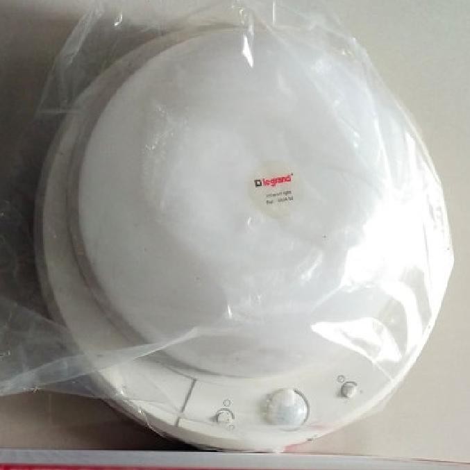 LAMPU PLAFON DENGAN SENSOR GERAK LEGRAND