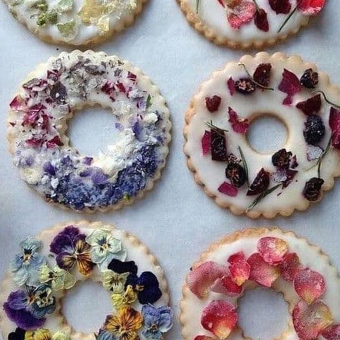 

Dried Edible Flower Mix Bunga Kering Hiasan Kue Makanan Bunga 50Gr Gemita.Shopstore