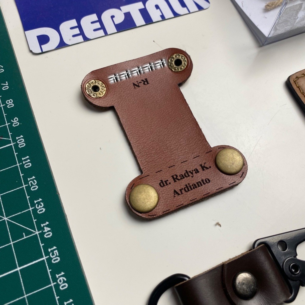 

Stetoskop Standart // STETOTAG CUSTOM PREMIUM Nametag Stetoskop Kulit Sapi Asli Coklat untuk Dokter