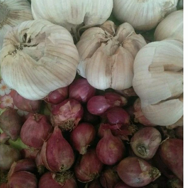 

Bawang putih 500gr dan bawang merah besar sedang dan kecil. besar berat