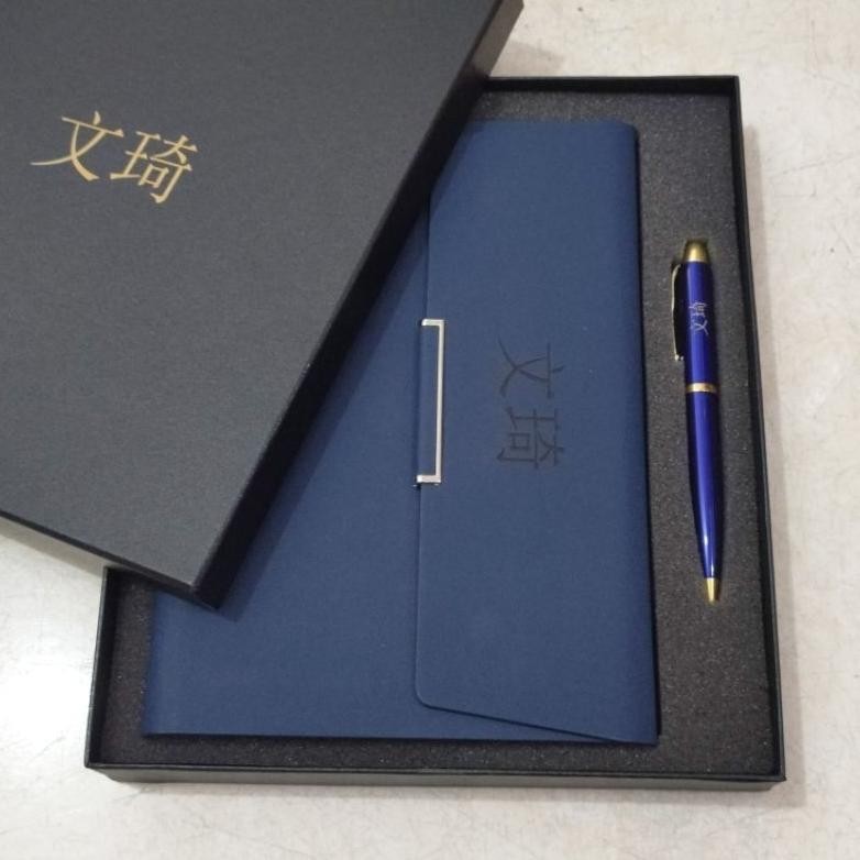 

BACK TO SCHOOL [FREE NAMA] GIFT SET {HS-AG02B222} HAMPERS 2IN1 AGENDA + PULPEN + BOX EXCLUSIVE | NOTEBOOK AGENDA KERJA KULIT RING 6 UK KERTAS A5 & PULPEN MODEL PARKER | BINDER KULIT COCOK UNTUK HADIAH TEMEN ATAU BOS DAN TUKAR KADO