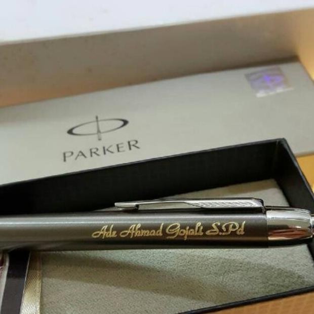 

READY >> PULPEN PARKER ORINAL BISA UKIR NAMA SENDIRI ATAU PERUSAHAAN KADO SOUVENIR 100% ORI
