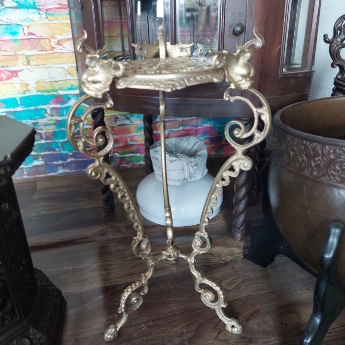 Meja Antik Eropa Dudukan Pot Patung