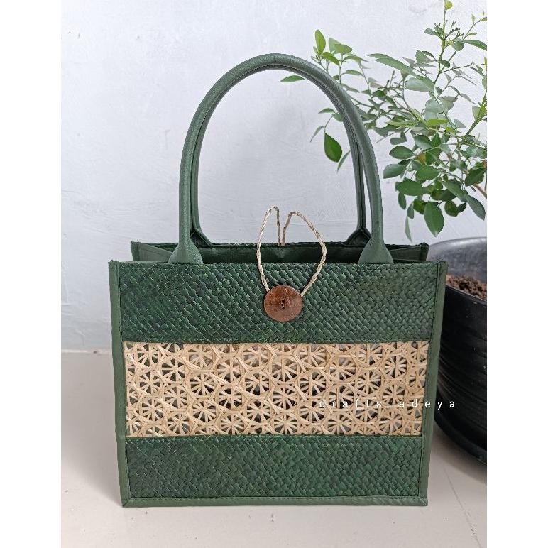 

PROMO Tas Hampers (301525) Bambu Mika Kombinasi Anyaman pandan Tutup batok / Tas Parcel Imlek Natal Idulfitri Termurah ke-72