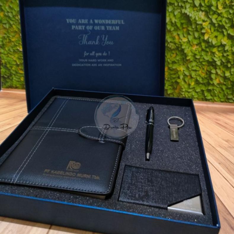 

SD83 Premium Custom USB Giftset. USB + Pen + Notes A5 + Card Holder Eksklusif, Kado Elegan Design Custom Termurah