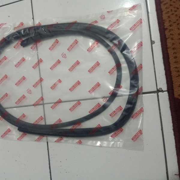 List Karet Kaca Depan Avanza Xenia Lama Original