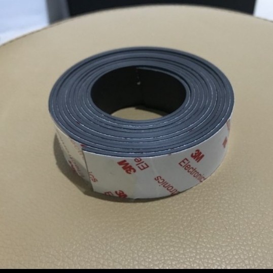 Magnet Strip flexible 25x1,5mm dengan lem doubletape 3M (1meter) 100cm