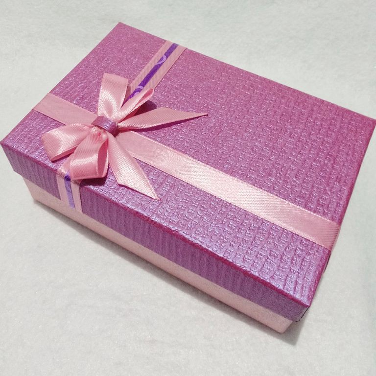 

☋ Kotak kado/Gift Box Fancy Paper Classic Polos uk.25x20x7 cm plus pita 99