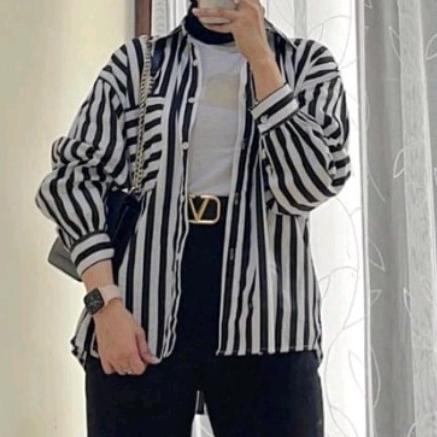 kemeja salur stripe garis garis hitam putih baju wanita motif casual