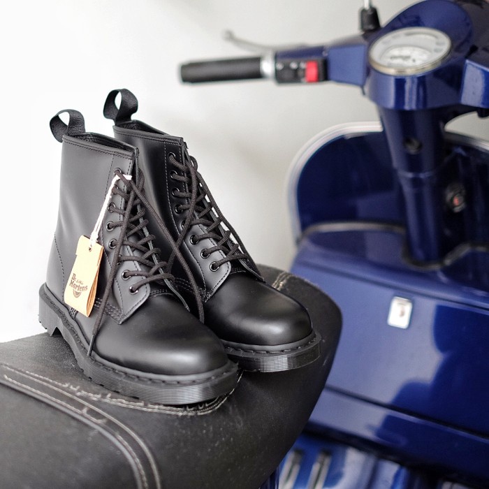 DR MARTENS 1460 MONO BLACK SMOOTH ORIGINAL