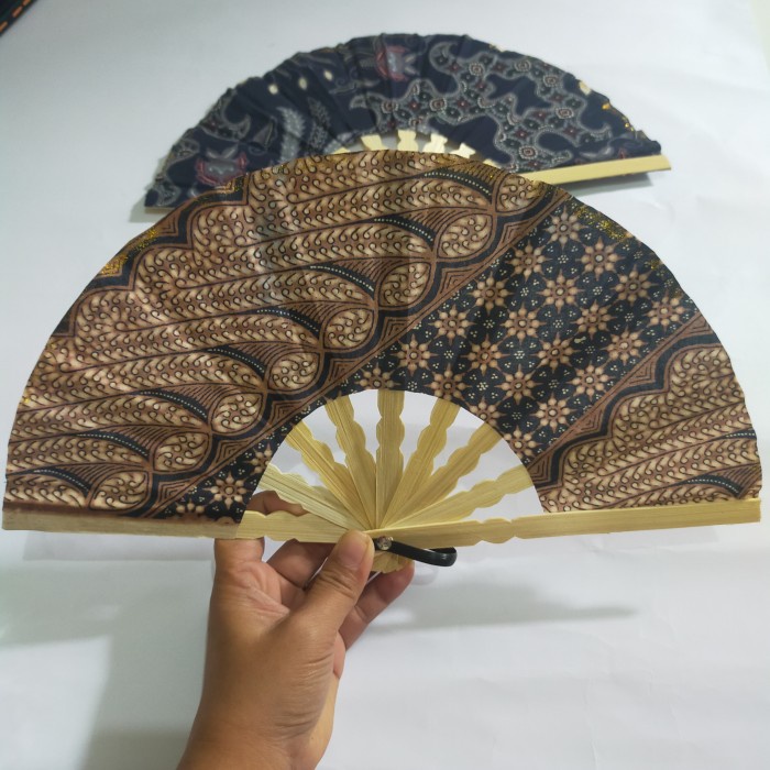 

Isi 50 Pcs Souvenir Kipas Batik Sedang