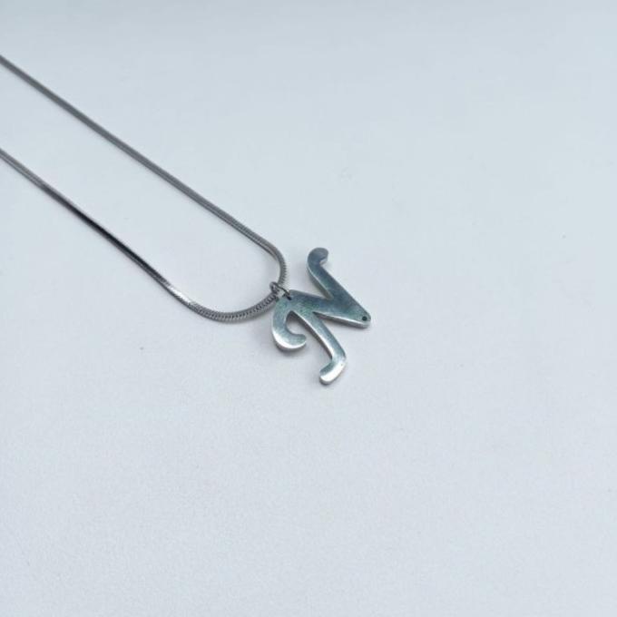 Kalung huruf titanium pria wanita elegant keren amti karat