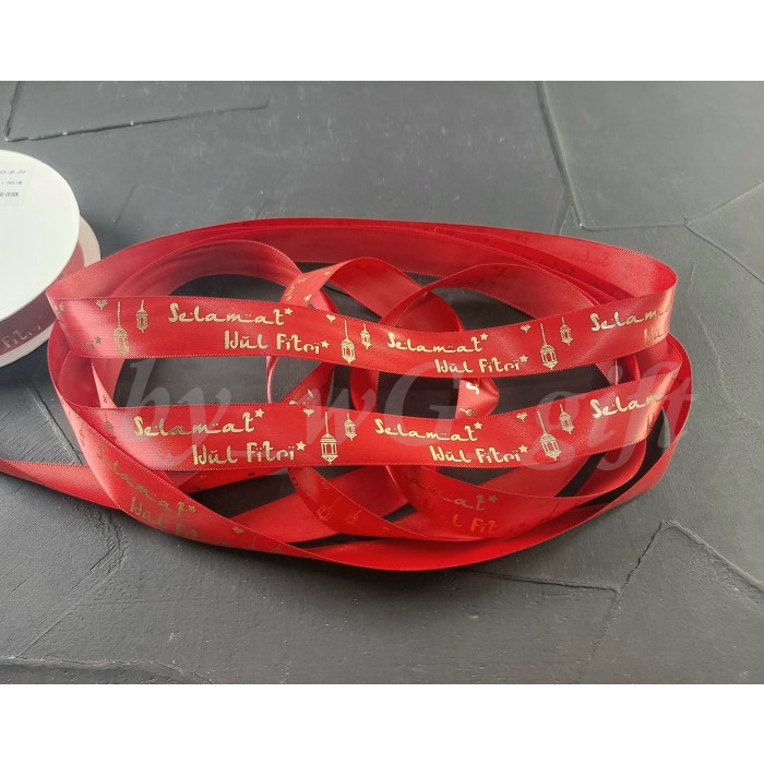

Pita Idul Fitri -Satin Emboss Emas Motif A ;Lebar 3.8 cm; Merah Bata
