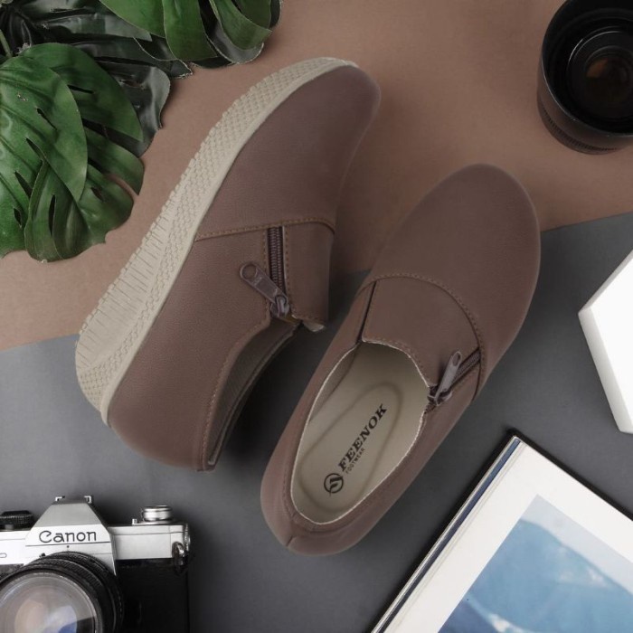 NEW SEPATU WANITA AQILA SLIP ON CREAM NAVY CASUAL FEENOK 401 HARGA TERBAIK