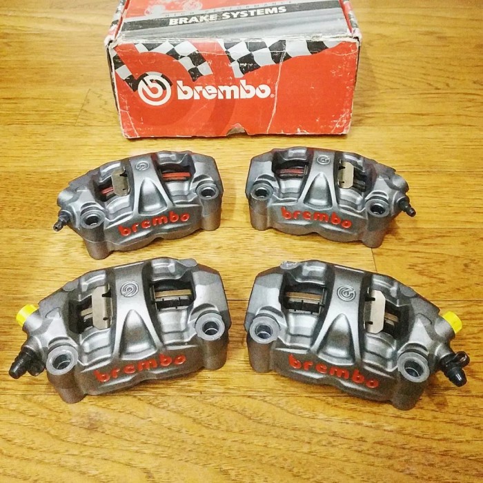 {BEKAS} kaliper Brembo M50 Radial Caliper limbah moge Ducati Aprilia Triumph - Kiri Berkualitas