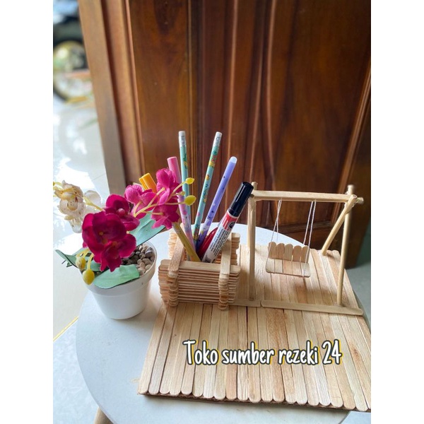 

TEMPAT PENSIL DARI STIK