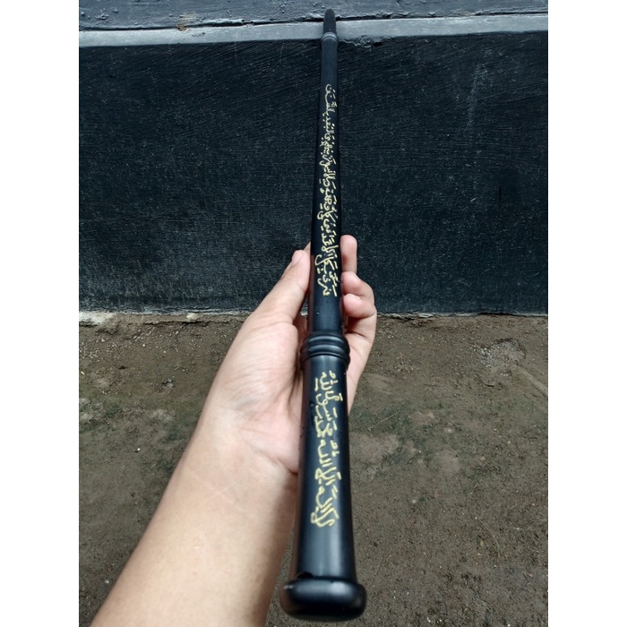 

Gaya Tongkat Komando Kayu Kelor Hitam Ukir Kaligrafi