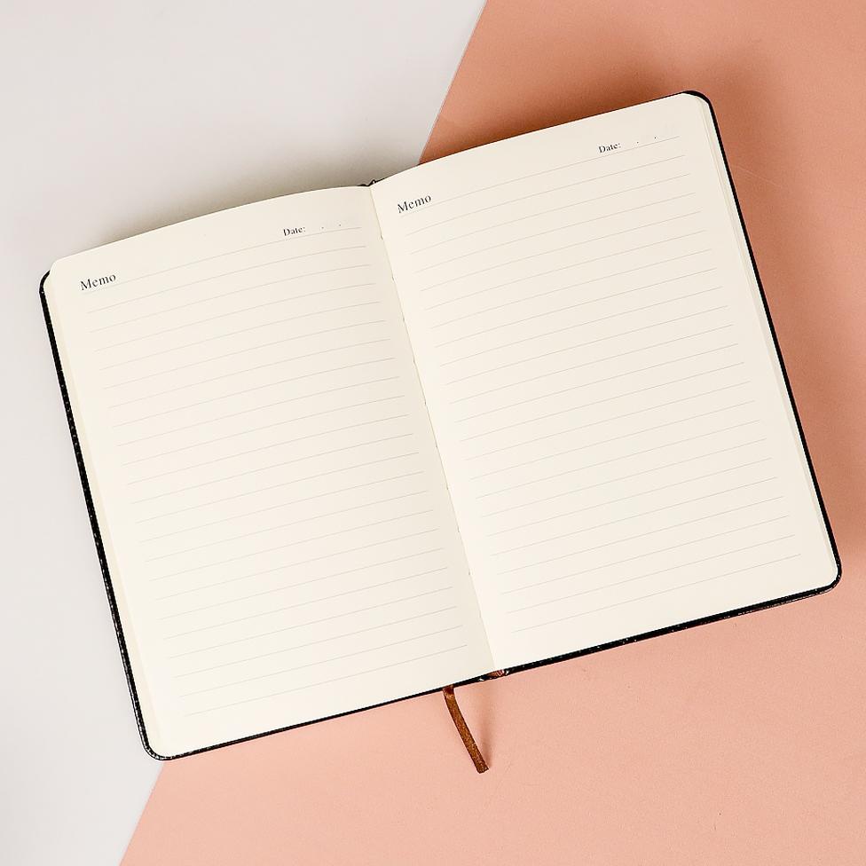 

Big Sale Buku Catatan Bisnis Cover Kulit Kertas A5 180 halaman ada kalender tahunan Buat Grafir nama logo ..