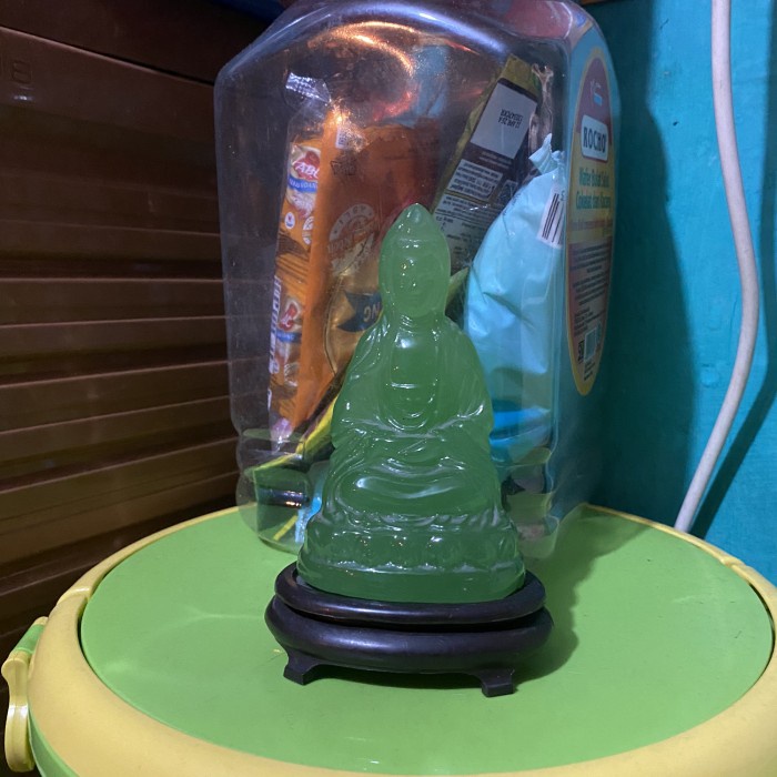 Patung Dewi Kwan Im warna giok