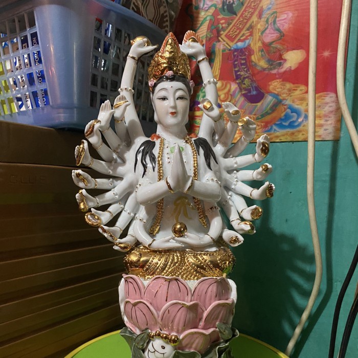 Patung Dewi Kwan Im tangan seribu keramik 12inch