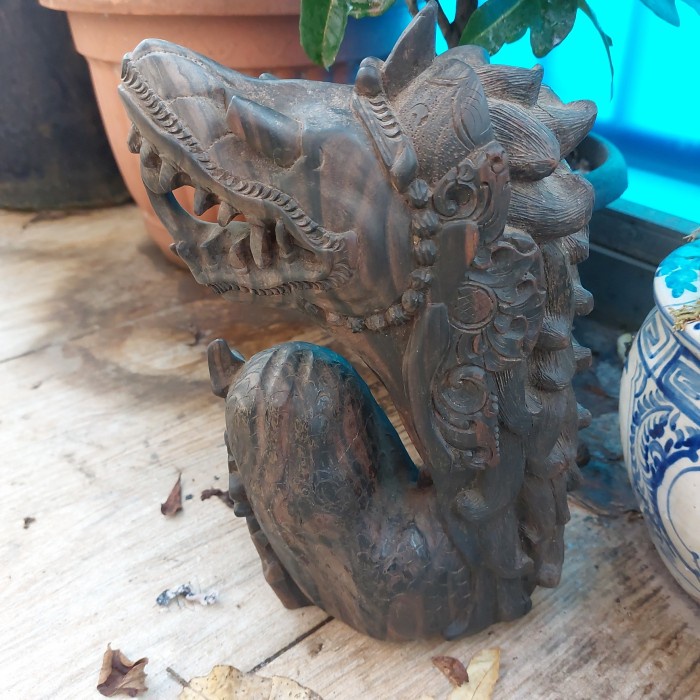 patung kayu naga kuno