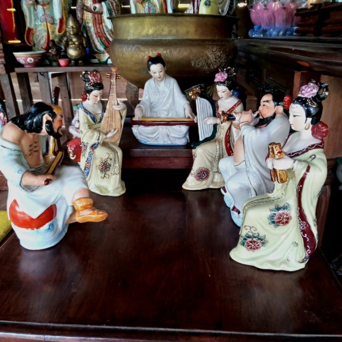 patung keramik Dewa-Dewi bermain musik