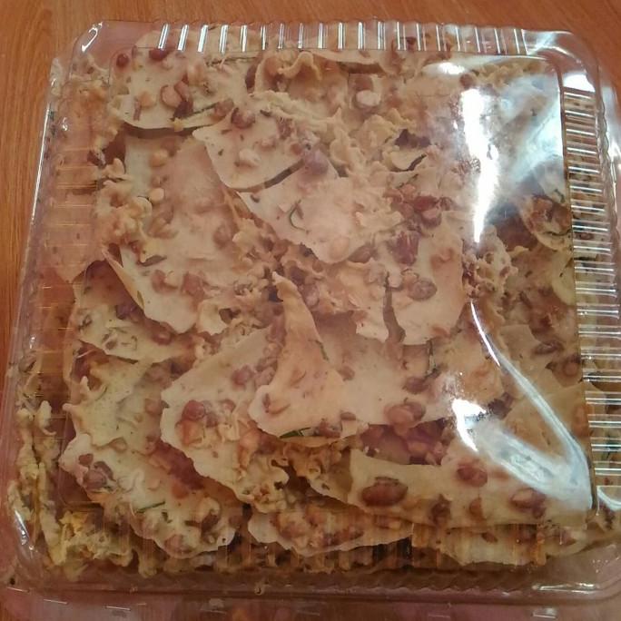 

Peyek/Rempeyek kacang/ Rempeyek kacang daun jeruk/ gurih/ enak/ renyah GM