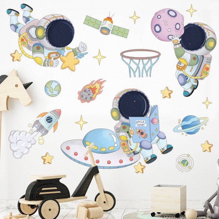 wall stiker motif astronot kecil yang sedang bermain di luar angkasa