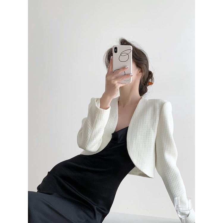 Mantel pendek wanita blazer pendek lengan panjang berwarna off-white