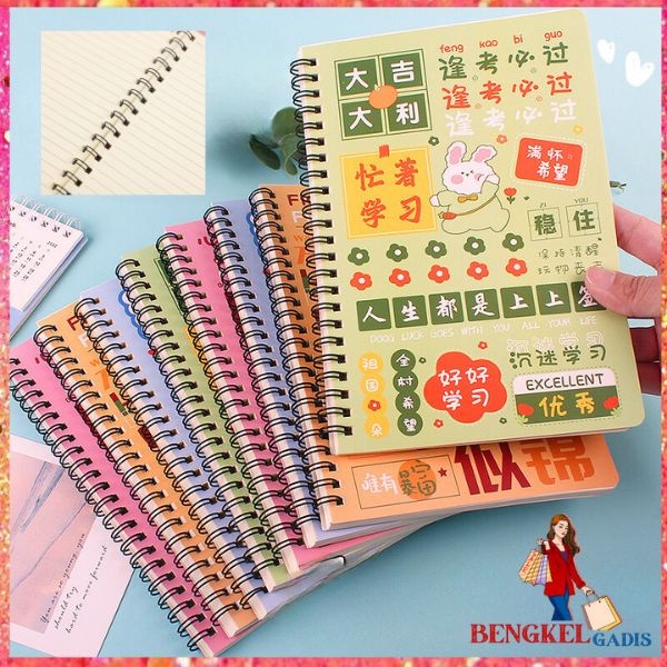 

BG Buku Catatan Notebook A5 Isi 60 Lembar Buku Diary Aesthetic Motif Kartun Gaya Retro Buku Tulis Garis A5 Spiral