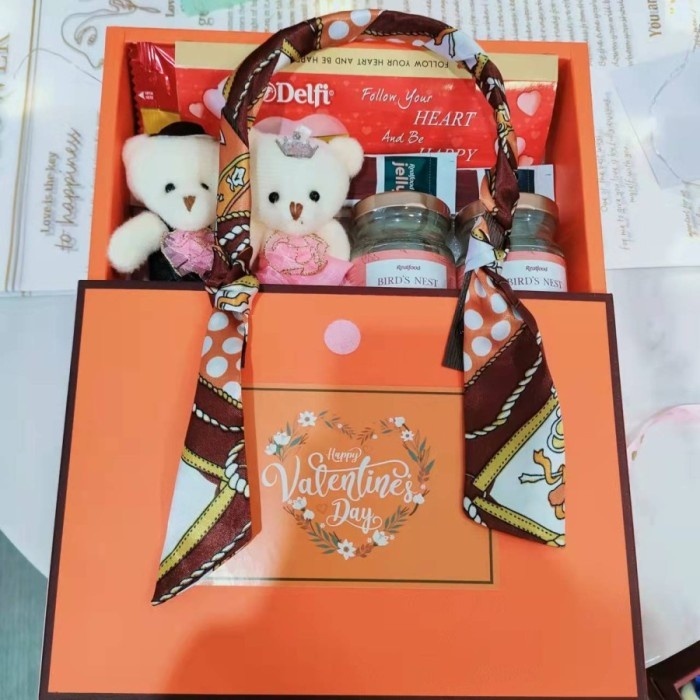 

SIAP KIRIM Hampers Realfood Edisi Valentine / Kado Premium Walet Jelly VAL22-HER madalinsecollect