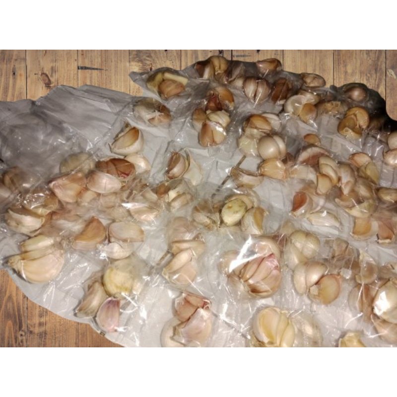 

bawang putih rencengan rp 1000 per bungkus. serenceng isi 10 bungkus