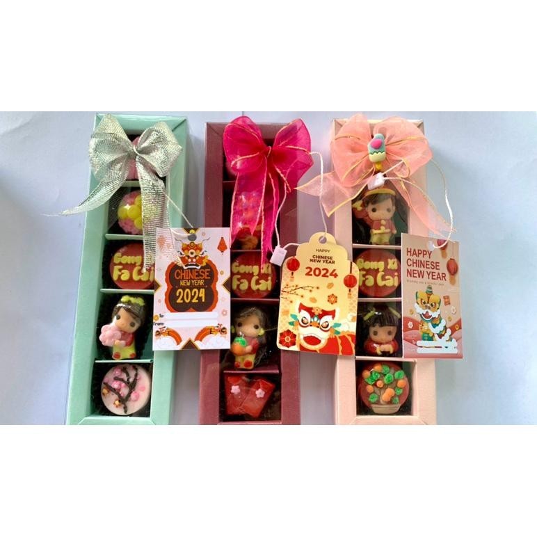 

Termurah (Ready) Hampers Kado Cokelat Karakter Imlek Chinese New Year Isi 5 Diskom