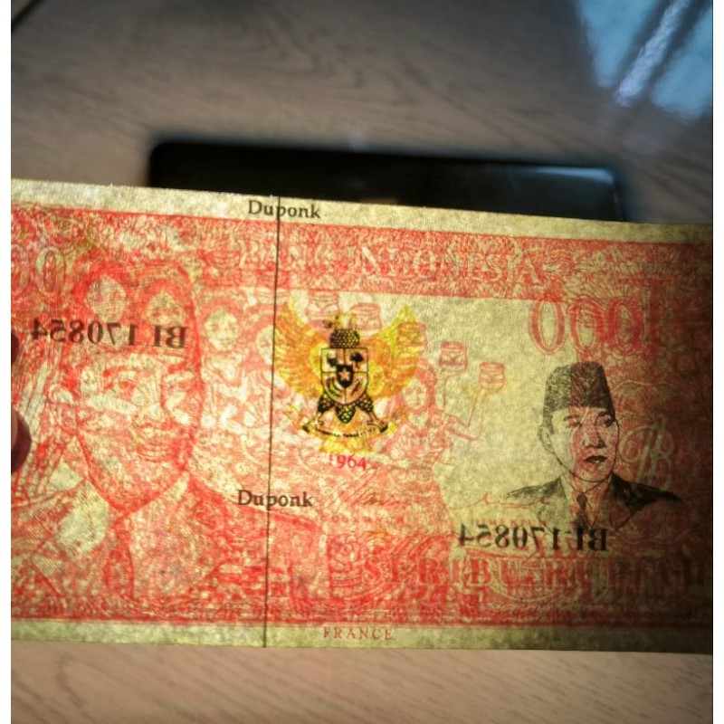 Uang souvenir 1.000 Soekarno melengkung 1964 Watermark DUPONK gambar penari serimpi 7 datar & miring