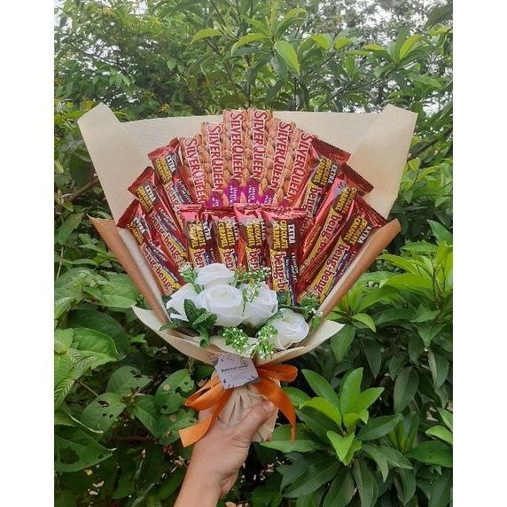 

PROMO MURAH (S) Buket Silverqueen plus bengbeng bunga cantik MEWAH ELEGAN SPESIAL/paket/bingkisan Snack Ulang Tahun/Ultah/ Wisuda/Kado/Hadiah