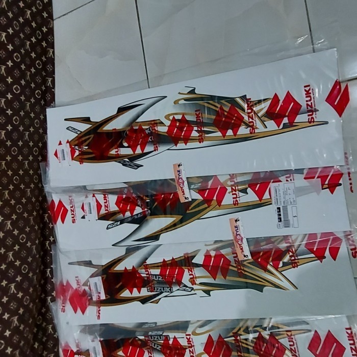 striping suzuki skywave putih hitam gold