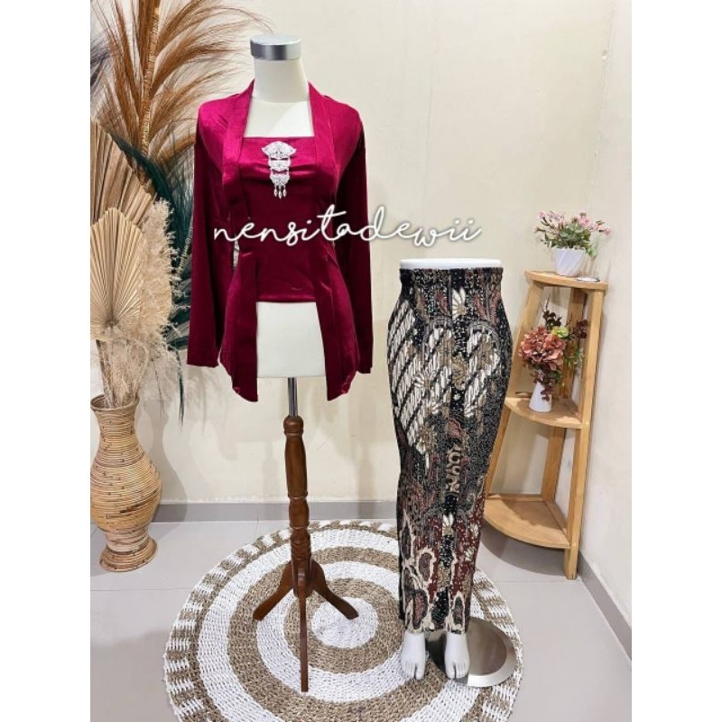 [1 Set, Maroon] Kebaya Kutubaru + Rok Plisket / Motif Tarantula Maroon