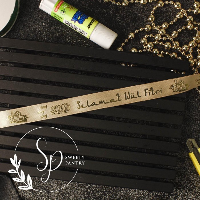 

Pita Hias Box Lebaran / Pita Satin Idul Fitri Foil Gold 024
