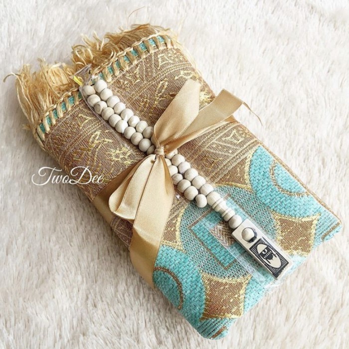 

Sajadah Tasbih Sarung Hampers Paket Kado Souvenir Gift Lebaran Kado