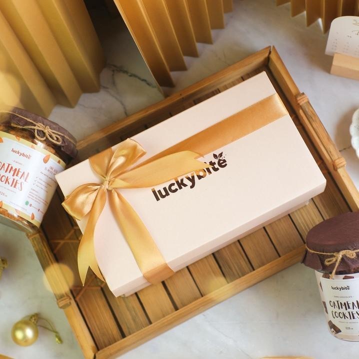 

Hampers / Gift Box / Kado - Semi Hardbox - Oatmeal Cookies 2 Jar + Free Greeting Card + Pita + Bubble Wrap | Luckybite Terbaru