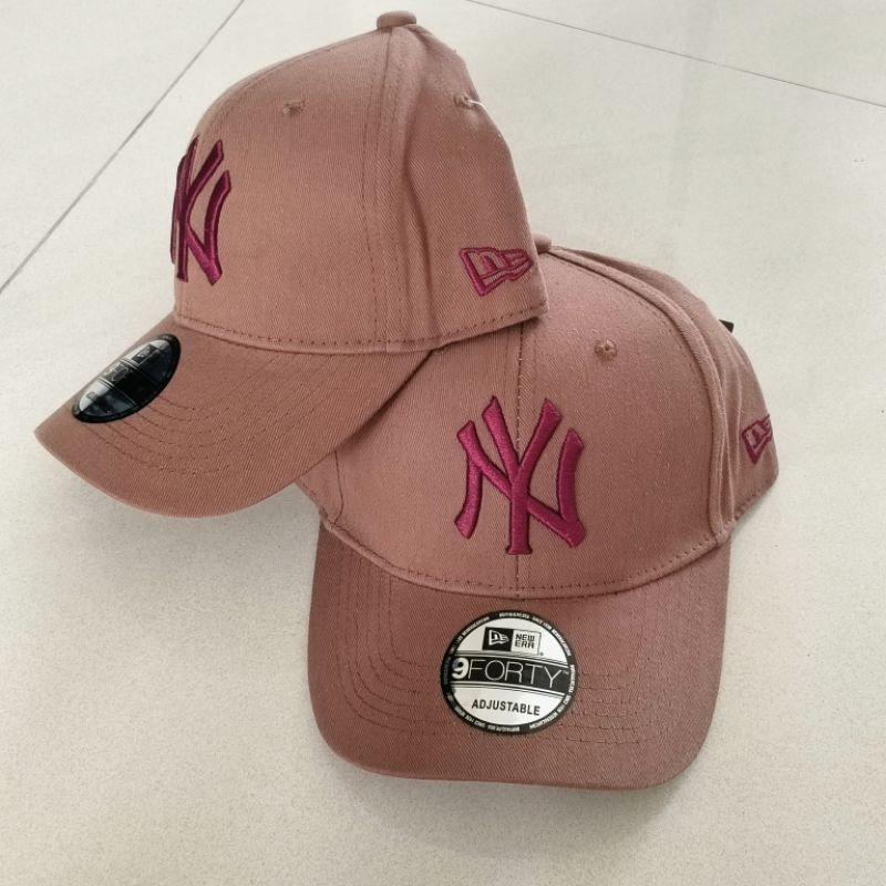Topi NY coklat muda logo maroon