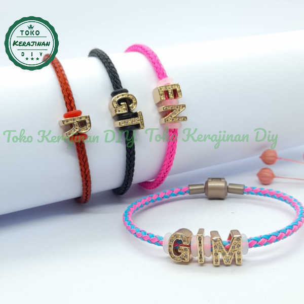 Gelang Tali Kawat Inisial Huruf Wanita Titanium Lapis Emas Xuping