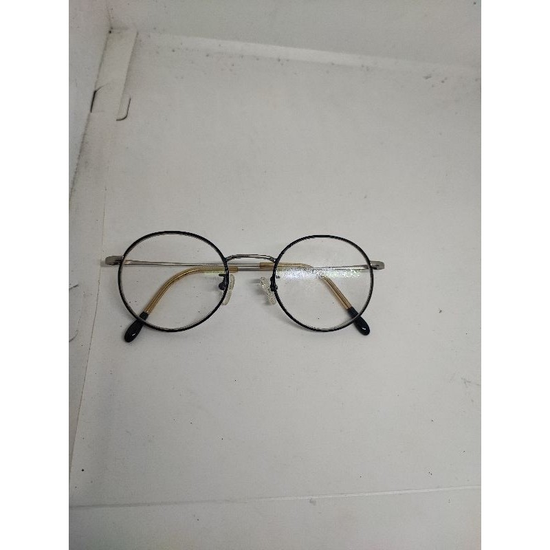 kacamata Levis bulat