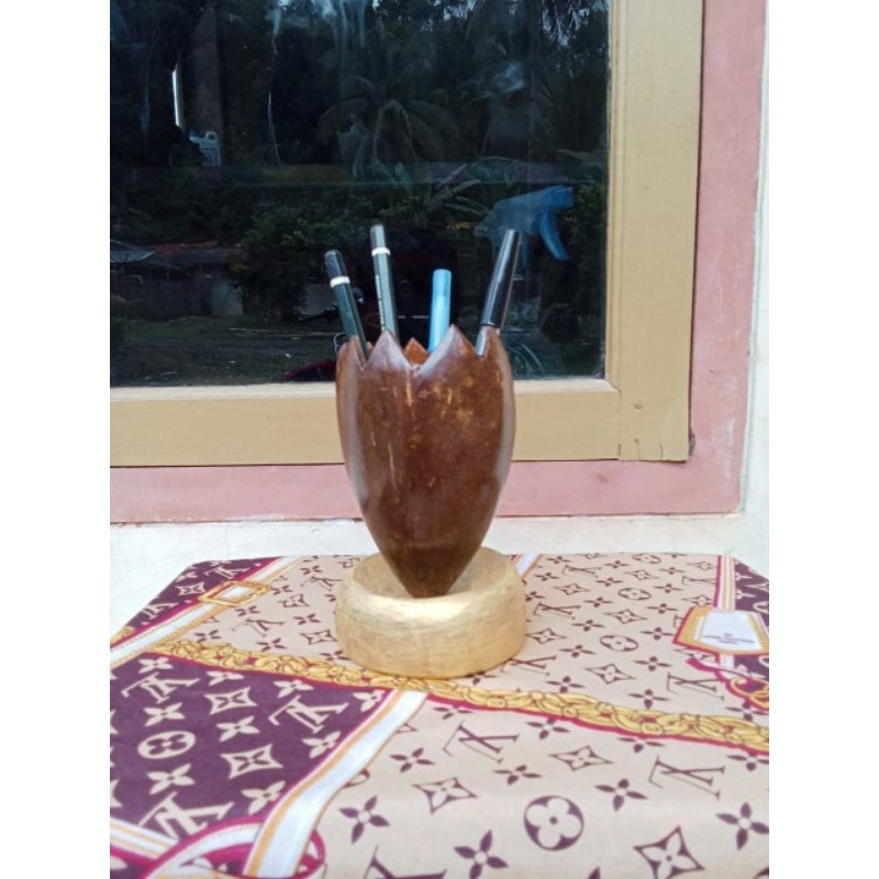 

wadah pulpen dari batok kelapa