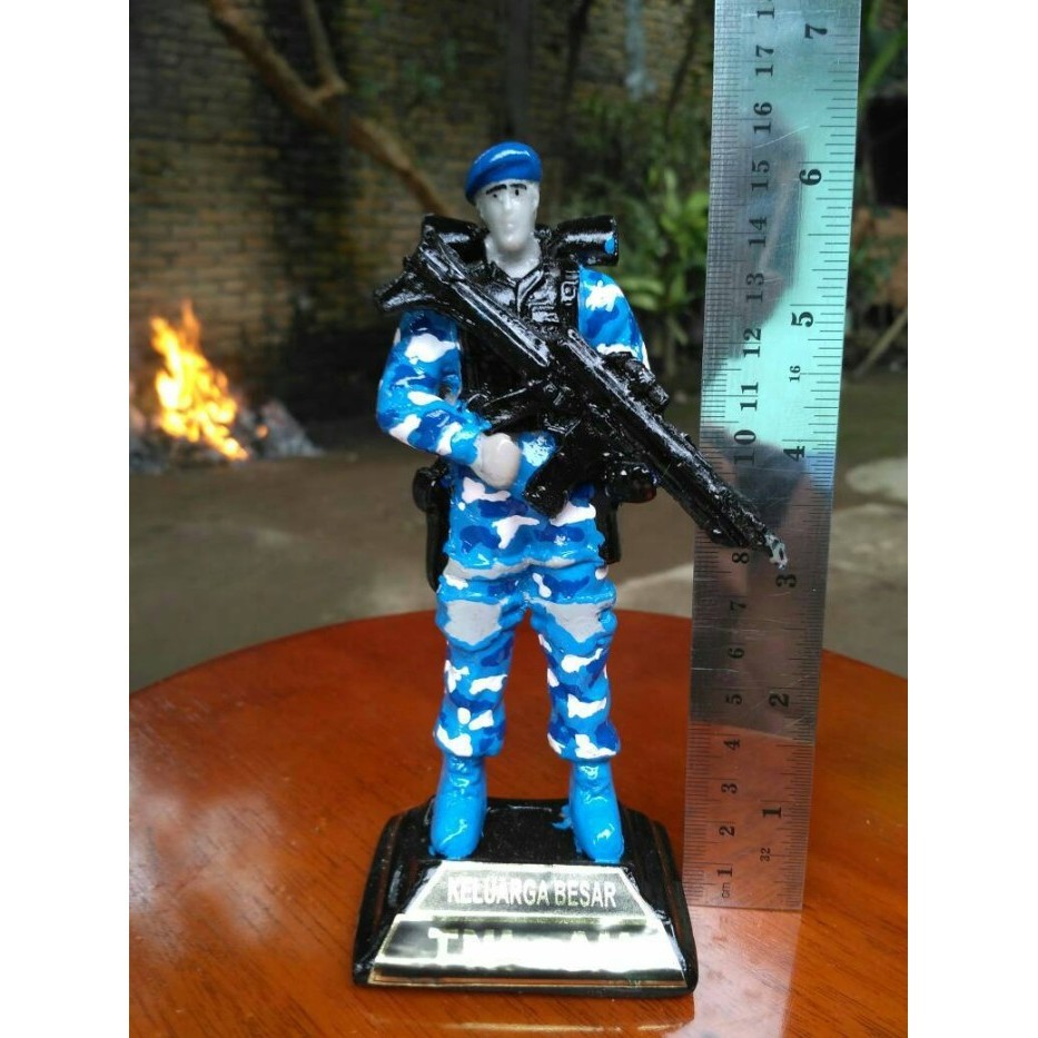 Giov Miniatur Patung Tni Au Dasbord Mobil