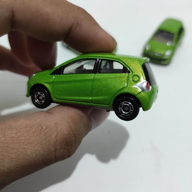 miniatur mobil honda brio Green detail bagus by tomica LN