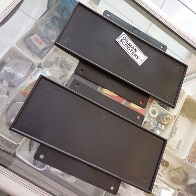 DUDUKAN PLAT NOMOR VESPA BAGIAN BELAKANG DUDUKAN PLAT VESPA BELAKANG DUDUKAN PLAT KENDARAAN VESPA